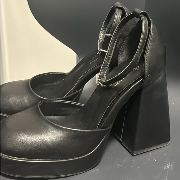 Black heels size 8 - Picture 3 of 3
